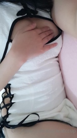 国产清纯美足M小母狗「BlackCatluna」OF露脸私拍 反差婊欲求不满自慰足交性爱多人啪啪 截图11