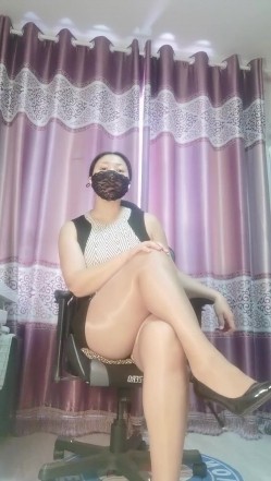 反差女教师，因为老公不行，勾搭学生干出格的事情，被大鸡巴干出了高潮脸！ 截图1