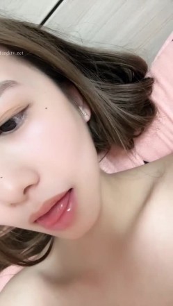 人气女神来袭，明星颜值，大美女，广州大学生，身材曼妙前凸后翘，白浆从洞洞流出的画面好震撼，推荐！ 截图7