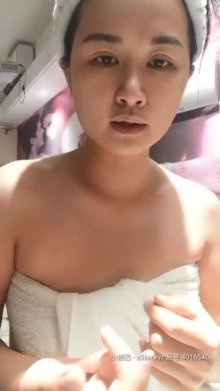 寂寞嫂子约粉丝约啪，全程露脸深喉口交大鸡巴真骚啊，主动上位屁股扭的真带劲，沙发上被后入抽插表情好骚 截图12