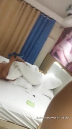 寂寞嫂子约粉丝约啪，全程露脸深喉口交大鸡巴真骚啊，主动上位屁股扭的真带劲，沙发上被后入抽插表情好骚 截图14