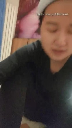 寂寞嫂子约粉丝约啪，全程露脸深喉口交大鸡巴真骚啊，主动上位屁股扭的真带劲，沙发上被后入抽插表情好骚 截图16
