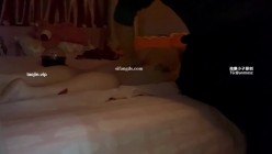 按摩小子原创首发，男技师上门按摩，偷拍极品白领御姐做精油spa，修长美腿，雪白肌肤，空虚寂寞求安慰，边看黄 截图7