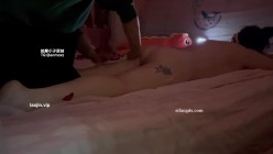 按摩小子原创首发，男技师上门按摩，偷拍极品白领御姐做精油spa，修长美腿，雪白肌肤，空虚寂寞求安慰，边看黄 截图9