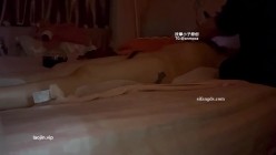 按摩小子原创首发，男技师上门按摩，偷拍极品白领御姐做精油spa，修长美腿，雪白肌肤，空虚寂寞求安慰，边看黄 截图13