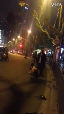 南京神秘女子当街脱光纠缠路人 奶子真大 截图1