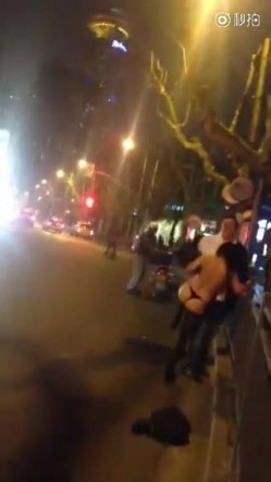 南京神秘女子当街脱光纠缠路人 奶子真大 截图2