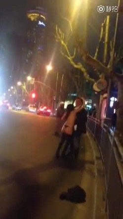 南京神秘女子当街脱光纠缠路人 奶子真大 截图3