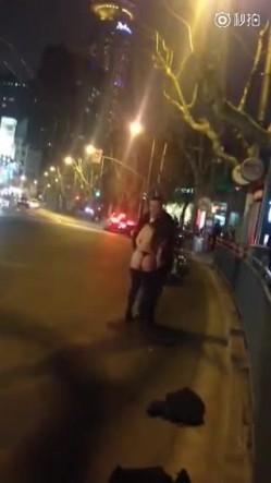 南京神秘女子当街脱光纠缠路人 奶子真大 截图4
