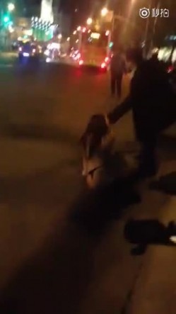 南京神秘女子当街脱光纠缠路人 奶子真大 截图5