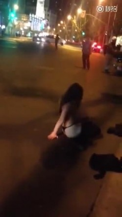 南京神秘女子当街脱光纠缠路人 奶子真大 截图6