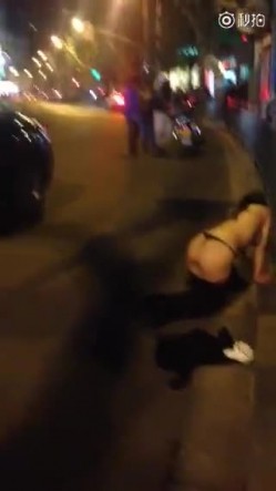 南京神秘女子当街脱光纠缠路人 奶子真大 截图8