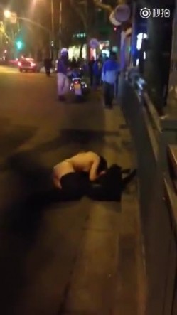 南京神秘女子当街脱光纠缠路人 奶子真大 截图10