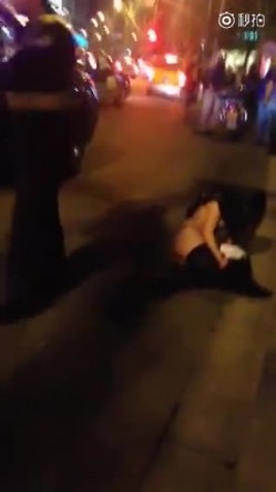 南京神秘女子当街脱光纠缠路人 奶子真大 截图13
