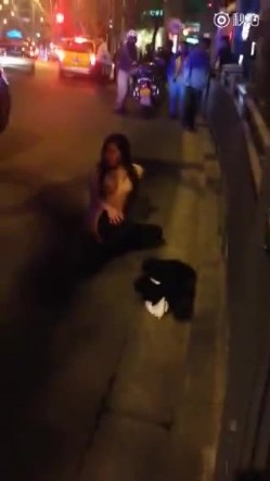 南京神秘女子当街脱光纠缠路人 奶子真大 截图14