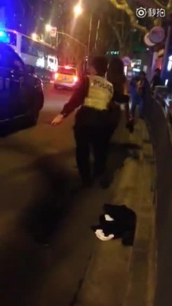 南京神秘女子当街脱光纠缠路人 奶子真大 截图16