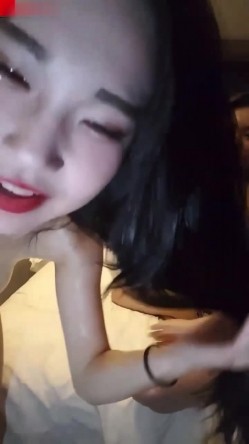 韩国某大学女同私密视频流出，俩美女互相唾液拉丝舌吻吃口水，身体涂油手指深喉模仿吃鸡巴，骚到天上去了 截图11