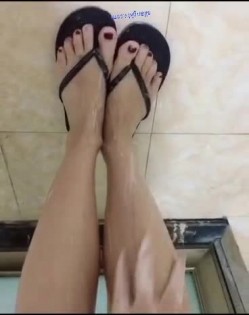穷人女神富人母狗，颜值气质天花板奶茶【你的阿莓】土豪定制，自抠放尿大姨妈洗澡各种展示极度反差 截图8