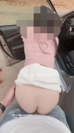 极品骚婊尤物『大奶安吉拉』私约粉丝 在商店的停车场开始做，隔壁车上都还有人，太夸张了 好害羞、好刺激 截图11
