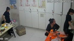 【破解摄像头】养生会所员工更衣室 各种丰满胸部黑丝美腿 截图1