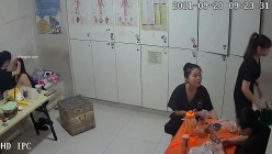 【破解摄像头】养生会所员工更衣室 各种丰满胸部黑丝美腿 截图2