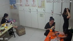 【破解摄像头】养生会所员工更衣室 各种丰满胸部黑丝美腿 截图5