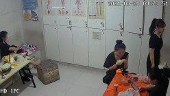【破解摄像头】养生会所员工更衣室 各种丰满胸部黑丝美腿 截图6
