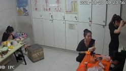 【破解摄像头】养生会所员工更衣室 各种丰满胸部黑丝美腿 截图7