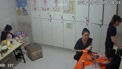 【破解摄像头】养生会所员工更衣室 各种丰满胸部黑丝美腿 截图8