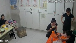 【破解摄像头】养生会所员工更衣室 各种丰满胸部黑丝美腿 截图9