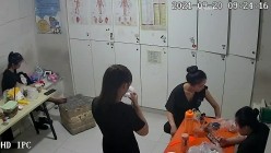 【破解摄像头】养生会所员工更衣室 各种丰满胸部黑丝美腿 截图11