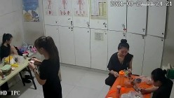 【破解摄像头】养生会所员工更衣室 各种丰满胸部黑丝美腿 截图12