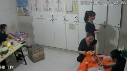 【破解摄像头】养生会所员工更衣室 各种丰满胸部黑丝美腿 截图13