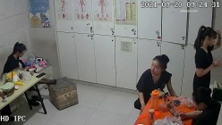 【破解摄像头】养生会所员工更衣室 各种丰满胸部黑丝美腿 截图14