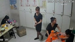 【破解摄像头】养生会所员工更衣室 各种丰满胸部黑丝美腿 截图15
