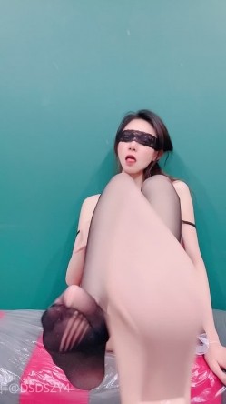️骚浪母狗【妮妮老师】熟妇情趣网袜塞跳蛋裸舞口爆大力猛操 截图2