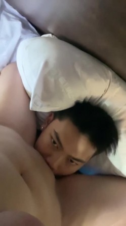 【精品泄密】淫荡母狗巨乳眼镜妹Julz跟男友打炮完整版 截图12