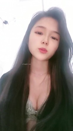 新晋清纯校花学妹~【罗曼蒂】开裆丝袜，真空包臀，道具抽插！小美女嘟嘟嘴，貌美如花收获粉丝众多 截图2
