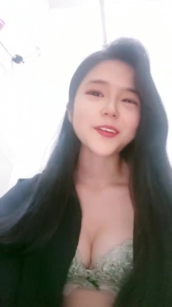 新晋清纯校花学妹~【罗曼蒂】开裆丝袜，真空包臀，道具抽插！小美女嘟嘟嘴，貌美如花收获粉丝众多 截图3