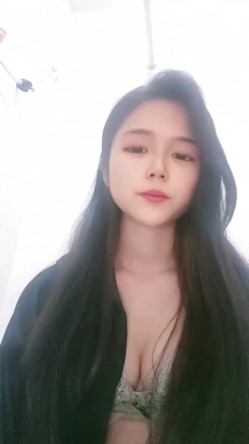 新晋清纯校花学妹~【罗曼蒂】开裆丝袜，真空包臀，道具抽插！小美女嘟嘟嘴，貌美如花收获粉丝众多 截图4