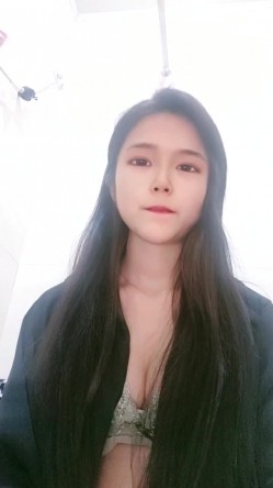 新晋清纯校花学妹~【罗曼蒂】开裆丝袜，真空包臀，道具抽插！小美女嘟嘟嘴，貌美如花收获粉丝众多 截图5