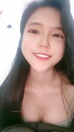 新晋清纯校花学妹~【罗曼蒂】开裆丝袜，真空包臀，道具抽插！小美女嘟嘟嘴，貌美如花收获粉丝众多 截图8