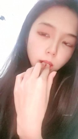 新晋清纯校花学妹~【罗曼蒂】开裆丝袜，真空包臀，道具抽插！小美女嘟嘟嘴，貌美如花收获粉丝众多 截图15