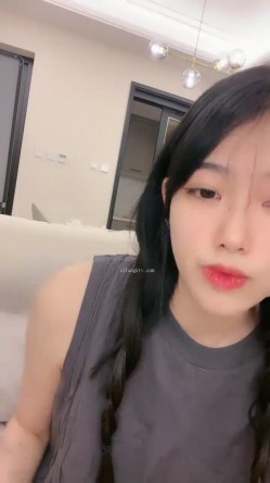 核弹！高人气裸舞女神~20小时~【阿楚】全新姿势~撸点极高~ 女神终于尺度大开~！揉穴自慰，长腿美臀，绝~！！ 截图5
