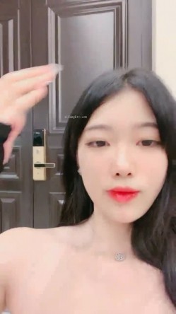 核弹！高人气裸舞女神~20小时~【阿楚】全新姿势~撸点极高~ 女神终于尺度大开~！揉穴自慰，长腿美臀，绝~！！ 截图16