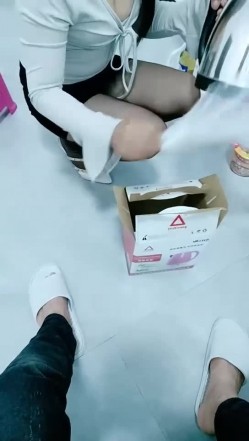 【钢炮寻爱】 户外车震~沟搭人妻熟女催情药无套内射 截图3