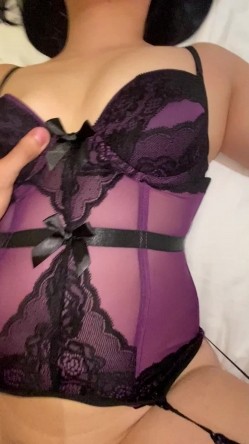 长发丰满反差婊露脸性爱，紫丝长筒袜对着镜头笑又软又色，后入圆润蜜桃臀被拍打到通红 截图13