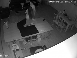 黑客破解摄像头偷拍 ️河北某摄影店女老板 年纪30左右 在公司办公室与2名男子长达两年偷情记录 截图3