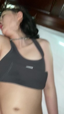 【S级泄密】抖音小红书高颜值美妆网红「小小舒」被男主流出于网上，抖音大号卖了小号断更，小红书还在更新，可以视奸，感觉是醉酒之后拍的 截图7