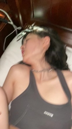 【S级泄密】抖音小红书高颜值美妆网红「小小舒」被男主流出于网上，抖音大号卖了小号断更，小红书还在更新，可以视奸，感觉是醉酒之后拍的 截图8